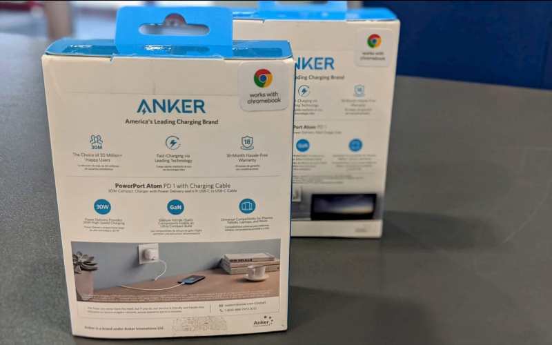 ｢Works with Chromebook｣というステッカーがAnkerの周辺機器に貼られる